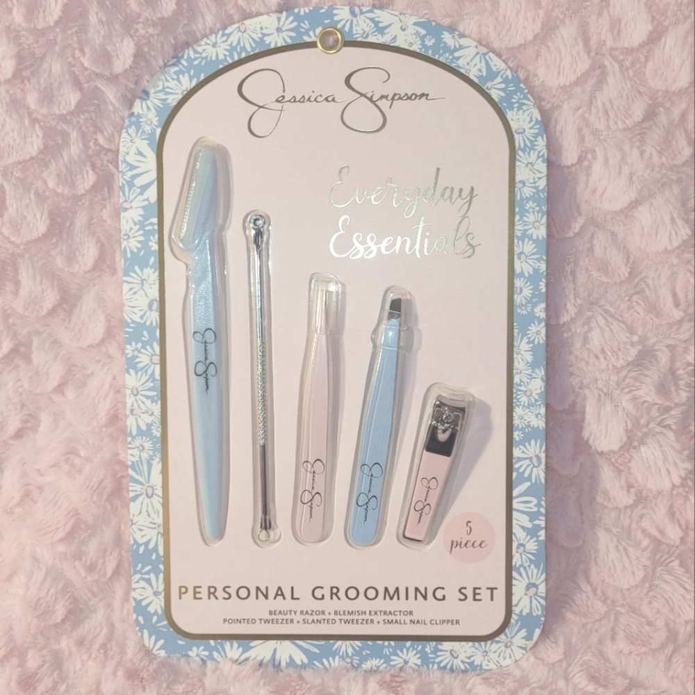 Jessica Simpson 5-Piece Personal Grooming Set. - Picture 2 of 8